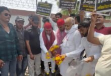 कानपुर में जर्जर सड़कों को बनवाने के लिए प्रदर्शन करते सपाई।