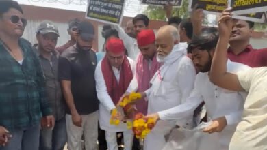 कानपुर में जर्जर सड़कों को बनवाने के लिए प्रदर्शन करते सपाई।
