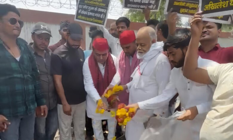 कानपुर में जर्जर सड़कों को बनवाने के लिए प्रदर्शन करते सपाई।