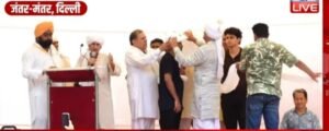 अनशन-पर-बैठे-सोनम-वानचुक-और-दीपके-को-पगड़ी-पहनाते-किसान-संगठन-के-लोग।