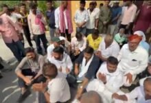 अयोध्या-में-सड़क-पर-भजन-और-हनुमान-चालीसा-का-पाठ-करते-कांग्रेसी