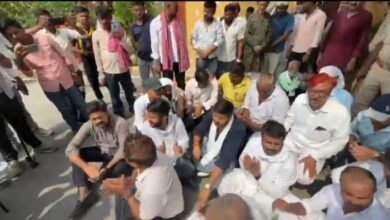 अयोध्या-में-सड़क-पर-भजन-और-हनुमान-चालीसा-का-पाठ-करते-कांग्रेसी