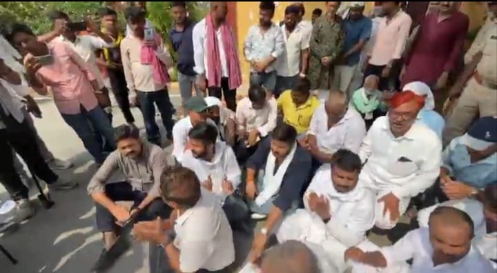 अयोध्या-में-सड़क-पर-भजन-और-हनुमान-चालीसा-का-पाठ-करते-कांग्रेसी