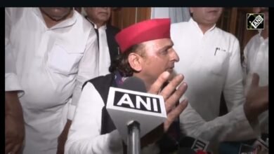 ATTACHMENT DETAILS आजमगढ़-में-पत्रकारों-से-बात-करते-सपा-प्रमुख-अखिलेष-यादव।