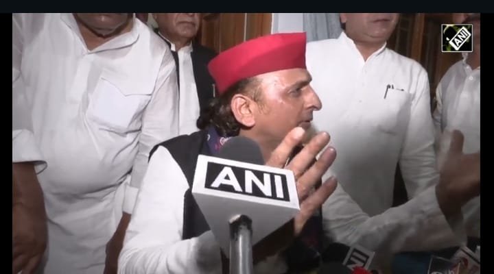 ATTACHMENT DETAILS आजमगढ़-में-पत्रकारों-से-बात-करते-सपा-प्रमुख-अखिलेष-यादव।