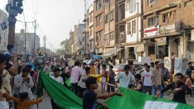 कानपुर-में-मोहर्रम-की-चार-तारीख-को-अलम-का-जुलूस-निकालते-अकीदतमंद।