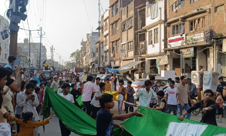 कानपुर-में-मोहर्रम-की-चार-तारीख-को-अलम-का-जुलूस-निकालते-अकीदतमंद।