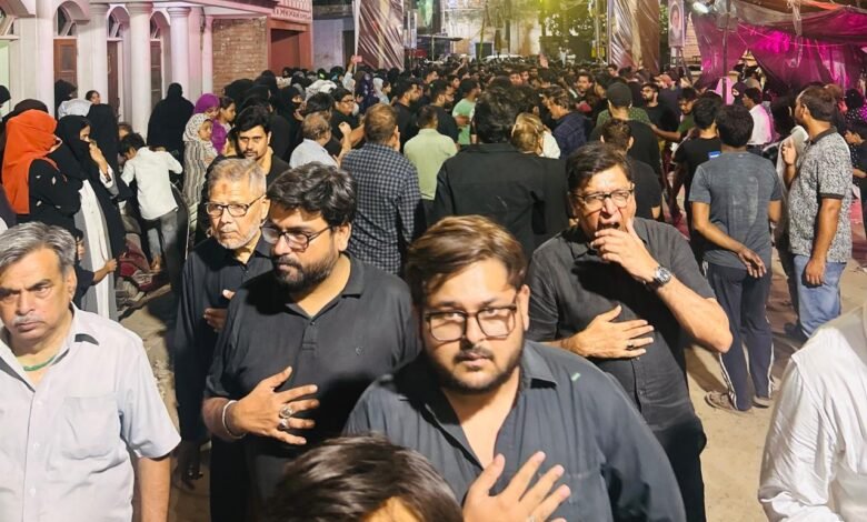 ग्वालटोली-स्थित-मकबरे-से-अलम-का-जुलूस-निकालते-अजादार।