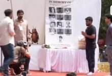 जंतर-मंतर-पर-नीट-के-मृतक-बच्चों-को-श्रद्धांजलि-देते-अभिजीत-दीपके-व-अन्य।