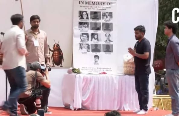 जंतर-मंतर-पर-नीट-के-मृतक-बच्चों-को-श्रद्धांजलि-देते-अभिजीत-दीपके-व-अन्य।