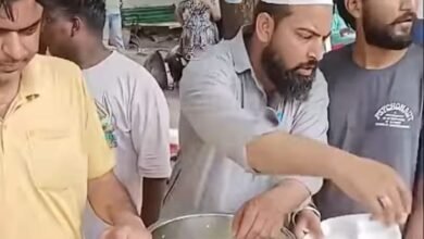 जतर-मंतर-पर-खाना-खिलाते-जुनैद-और-साथी।
