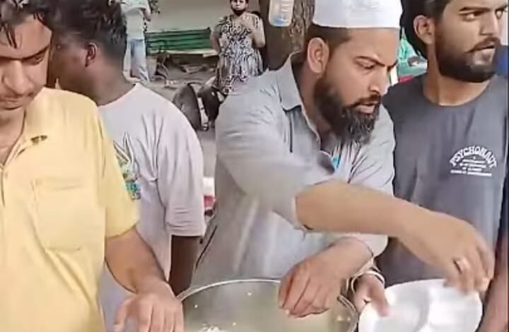 जतर-मंतर-पर-खाना-खिलाते-जुनैद-और-साथी।