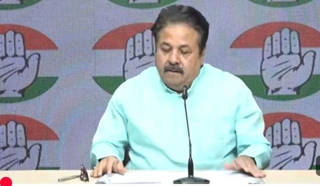 नई-दिल्ली-स्थित-कांग्रेस-मुख्यालय-पर-प्रेस-कांफ्रेंस-करते-राज्यसभा-सदस्य-राजीव-शुक्ला।
