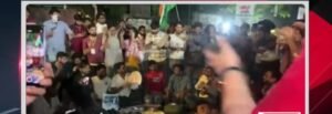 प्रदर्शन-में-क्रांतिकारी-गीत-गाते-छात्र-छात्राएं