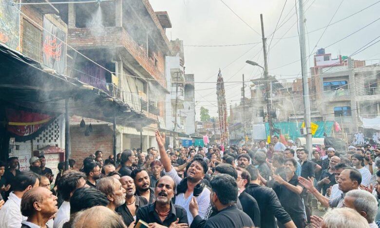 यौमे-आशूरा-को-इमाम-हुसैन-की-शहादत-पर-मातम-करते-अजादार।.