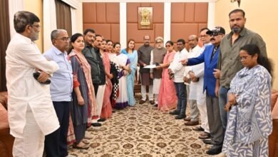 लोकसभा-स्पीकर-को-एनसीपीआई-में-शामिल-होने-के-लिए-पत्र-सौंपते-टीएमसी-के-बागी-सांसद।
