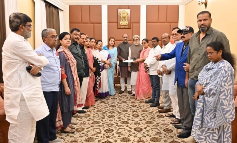 लोकसभा-स्पीकर-को-एनसीपीआई-में-शामिल-होने-के-लिए-पत्र-सौंपते-टीएमसी-के-बागी-सांसद।