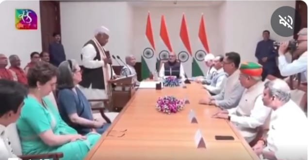 शपथ-लेते-मल्लिकार्जून-खरगे।