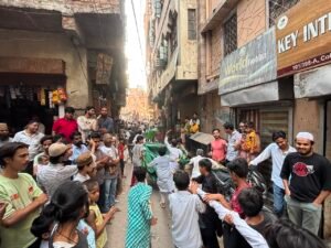 शहर की-तंग-गलियों-से-निकलता-अलम-का-जुलूस