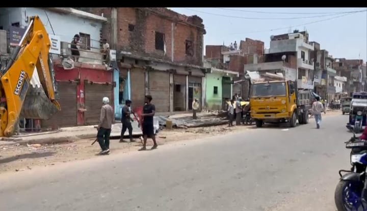 शहर-में-बुल्डोजर-से-हटाया-गया-अतिक्रमण