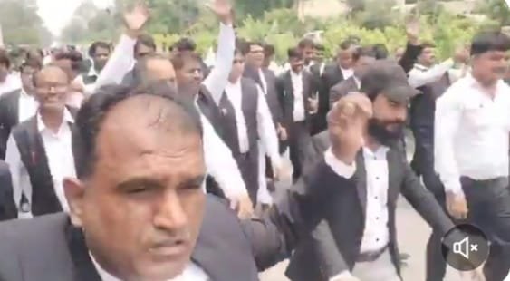 अयोध्या-में-राम-मंदिर-में-चंदा-चोरी-के-खिलाफ-आक्रोश-जताते-अधिवक्ता