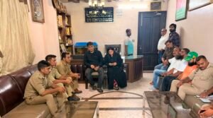 कानपुर-में-अपने-आवास-पर-नजरबंद-सपा-विधायक-नसीम-सोलंकी-और-पूर्व-विधायक-इरफान-सोलंकी।