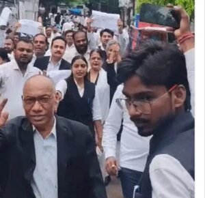 कानपुर-में-प्रदर्शन-करते-अधिवक्ता।.
