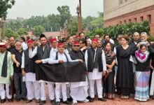 काले-कपड़ों-में-संसद-के-बाहर-प्रदर्शन-करते-विपक्षी-दलों-के-सांसद