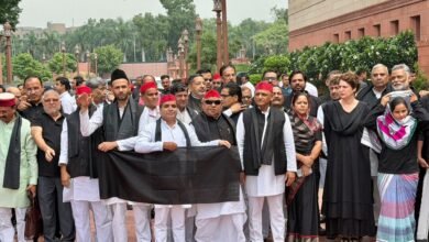 काले-कपड़ों-में-संसद-के-बाहर-प्रदर्शन-करते-विपक्षी-दलों-के-सांसद