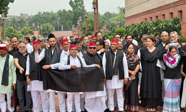काले-कपड़ों-में-संसद-के-बाहर-प्रदर्शन-करते-विपक्षी-दलों-के-सांसद