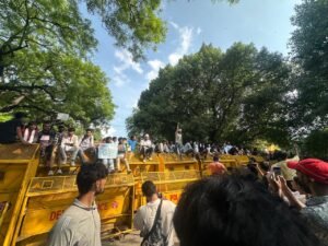 जंतर-मंतर-पर-रेलिंग-पर-बैठे-प्रदर्शनकारी-छात्र-छात्राएं।.j