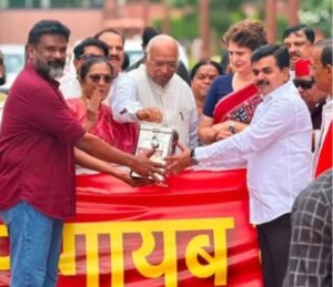 दानपात्र-में-पैसे-डालते-कांग्रेस-अध्यक्ष-मल्लिकार्जुन-खरगे।