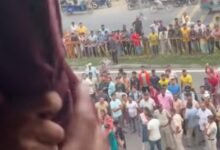 पश्चिम-बंगाल-में-टीएमसी-सांसद-महुआ-मोइत्रा-पर-हमला-करते-भाजपाई
