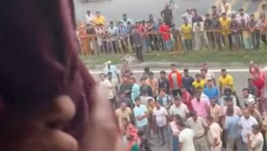 पश्चिम-बंगाल-में-टीएमसी-सांसद-महुआ-मोइत्रा-पर-हमला-करते-भाजपाई