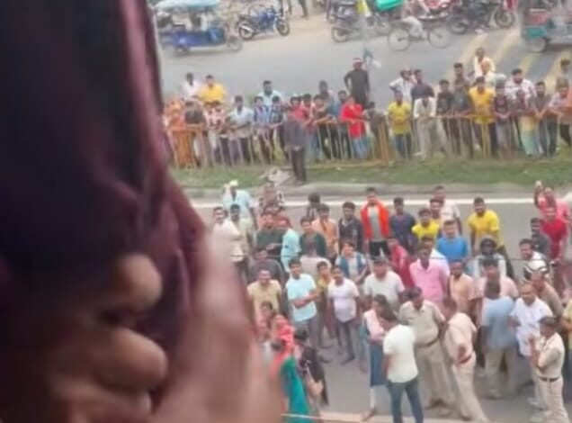 पश्चिम-बंगाल-में-टीएमसी-सांसद-महुआ-मोइत्रा-पर-हमला-करते-भाजपाई