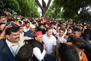 पीएमओ-के-बाहर-धरना-देते-राहुल-अखिलेश-व-अन्य-सांसद-व-नेता।