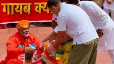 पुजारी-बने-सांसद-पप्पू-यादव-राहुल-गांधी-से-पैसे-लेकर-जेब-में-रखते-हुए।