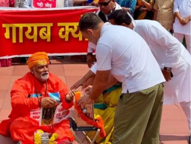 पुजारी-बने-सांसद-पप्पू-यादव-राहुल-गांधी-से-पैसे-लेकर-जेब-में-रखते-हुए।