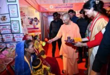 फतेहपुर-में-कार्यक्रम-के-दौरान-बच्चे-के-दुलारते-सीएम-योगि-आदित्यनाथ
