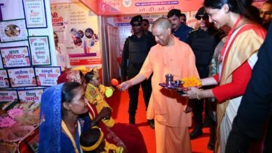 फतेहपुर-में-कार्यक्रम-के-दौरान-बच्चे-के-दुलारते-सीएम-योगि-आदित्यनाथ