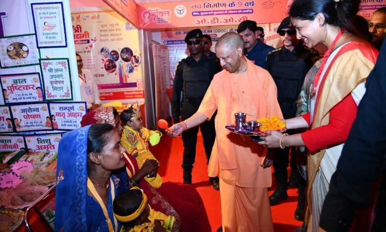 फतेहपुर-में-कार्यक्रम-के-दौरान-बच्चे-के-दुलारते-सीएम-योगि-आदित्यनाथ