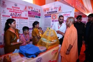 फतेहपुर-में-लगाई-गई-प्रदर्शनी-को-देखते-सीएम-योगी-अदित्यनाथ।.