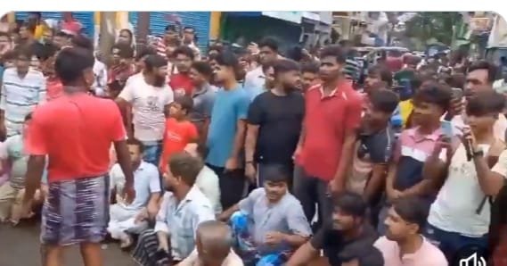 बंगाल-में-बच्ची-से-रेप-औऱ-हत्या-के-खिलाफ-आक्रोशित-लोग