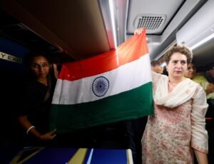 बस-में-राष्ट्रीय-ध्वज-लिए-प्रियंका-गांधी-और-सुप्रिया-सुले।