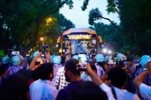 बस-में-सवार-विपक्ष-के-नेता-राहुल-गांधी-व-इंडिया-गठबंधन-के-सांसदों-को-रोकती-पुलिस