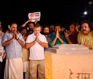 महात्मा गांधी स्मृति पर मृतक छात्र-छात्रों को श्रद्धांजलि देते सांसद।
