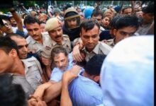 यह-कैसी-जबरदस्तीः-नेता-विरोधी-दल-व-सांसद-राहुल-गांधी-को-धऱने-से-खींचकर-ले-जाती-पुलिस।
