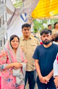 विधायक पत्नी के साथ जंतर-मंतर पर अभिजीत दीपके से मिले पूर्व विधायक इरफान सोलंकी।