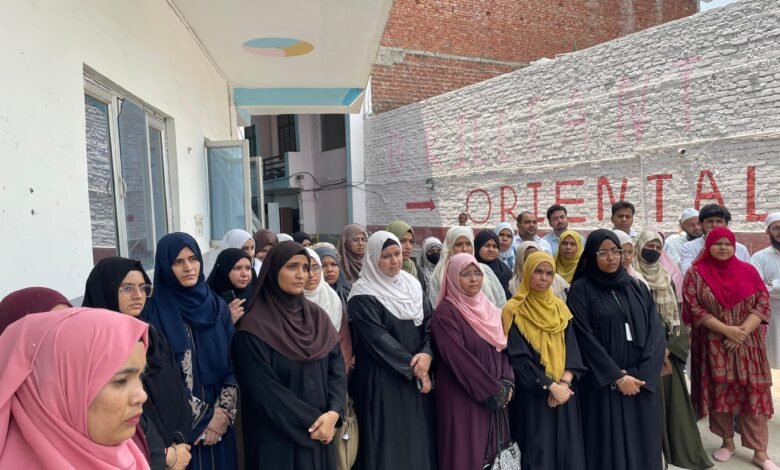 व्रिलियंट-ओरियंटल-स्कूल-फतेहपुर-में-आग-बुझाने-का-प्रशिक्षण-लेतीं-अध्यापिकाएं।
