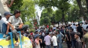 शिक्षा-मंत्री-के-इस्तीफे-के-बाद-जंतर-मंतर-पर-जश्न-मनाते-छात्र।.